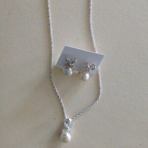 J4) --16-19" Avon Silver necklace pearl and CZ stones